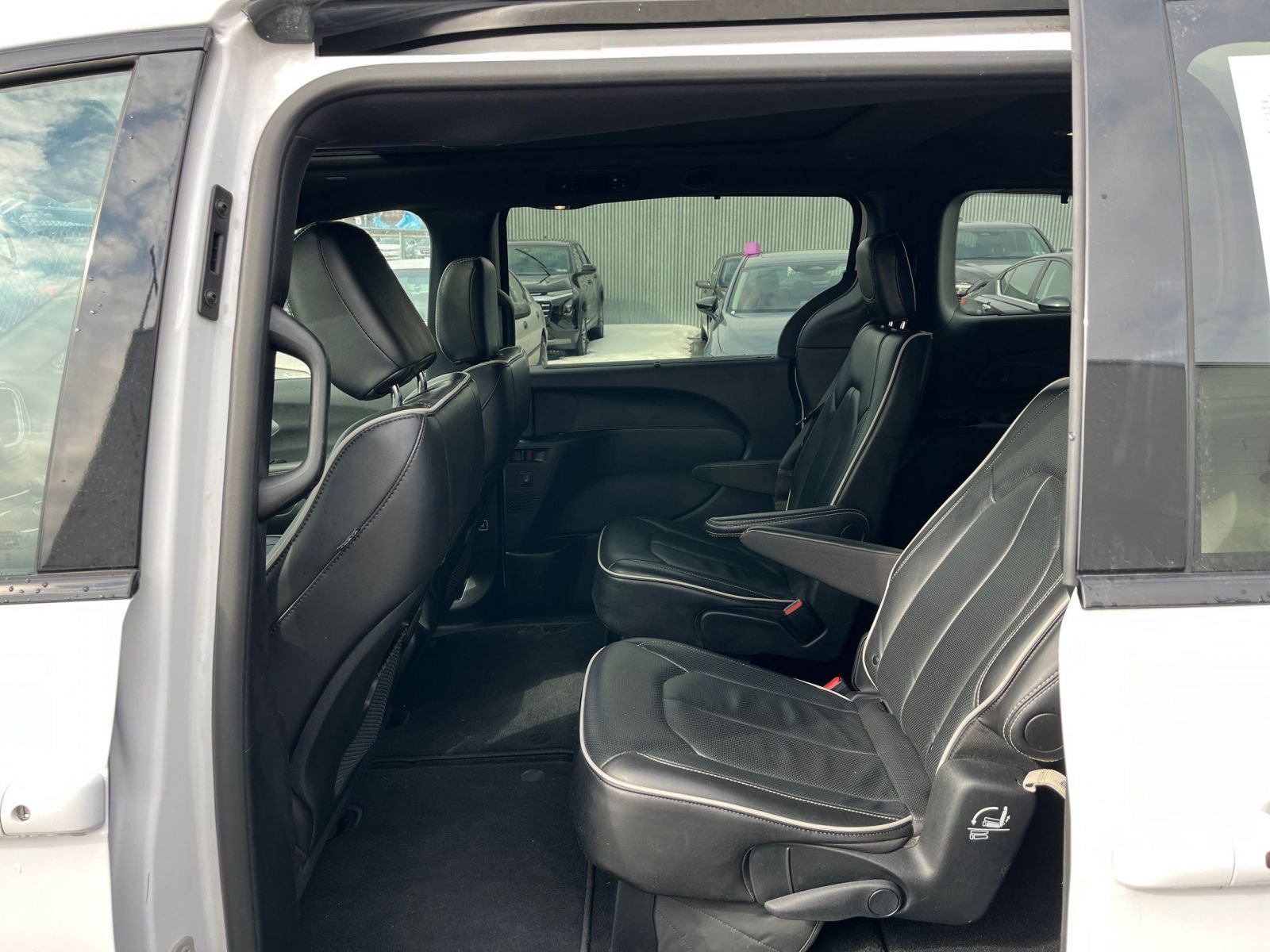 Used 2025 Chrysler Pacifica Limited image 27