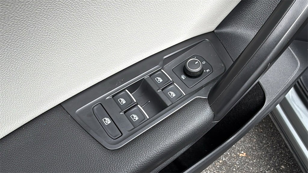 Used 2021 Volkswagen Tiguan SE R-Line image 37