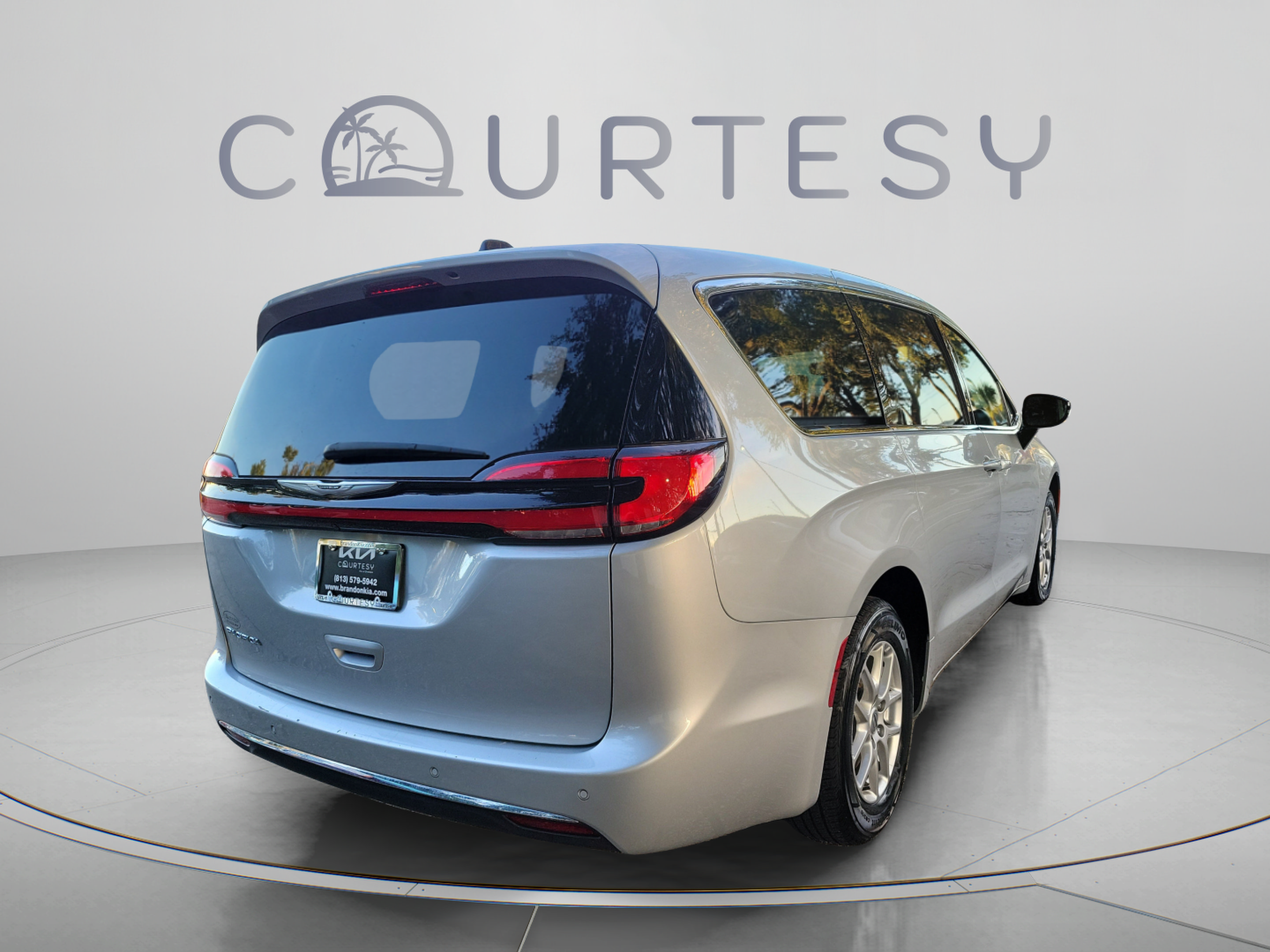 Used 2024 Chrysler Pacifica Touring-L FWD image 3