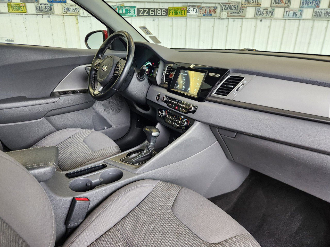 Used 2018 Kia Niro LX image 2