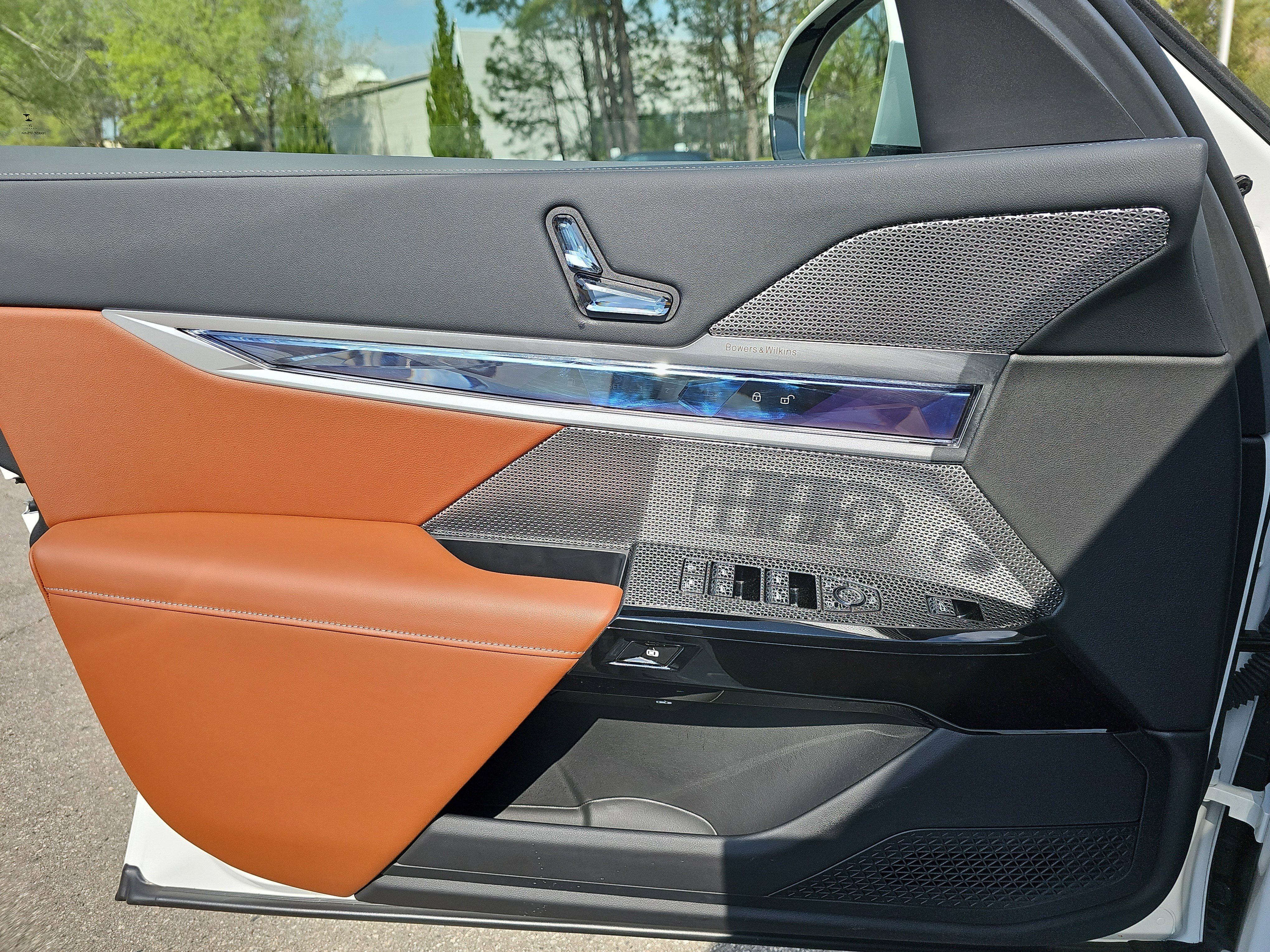 Certified 2025 BMW 750e xDrive image 29