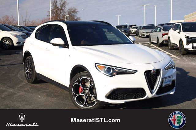 Used 2023 Alfa Romeo Stelvio Ti video 2