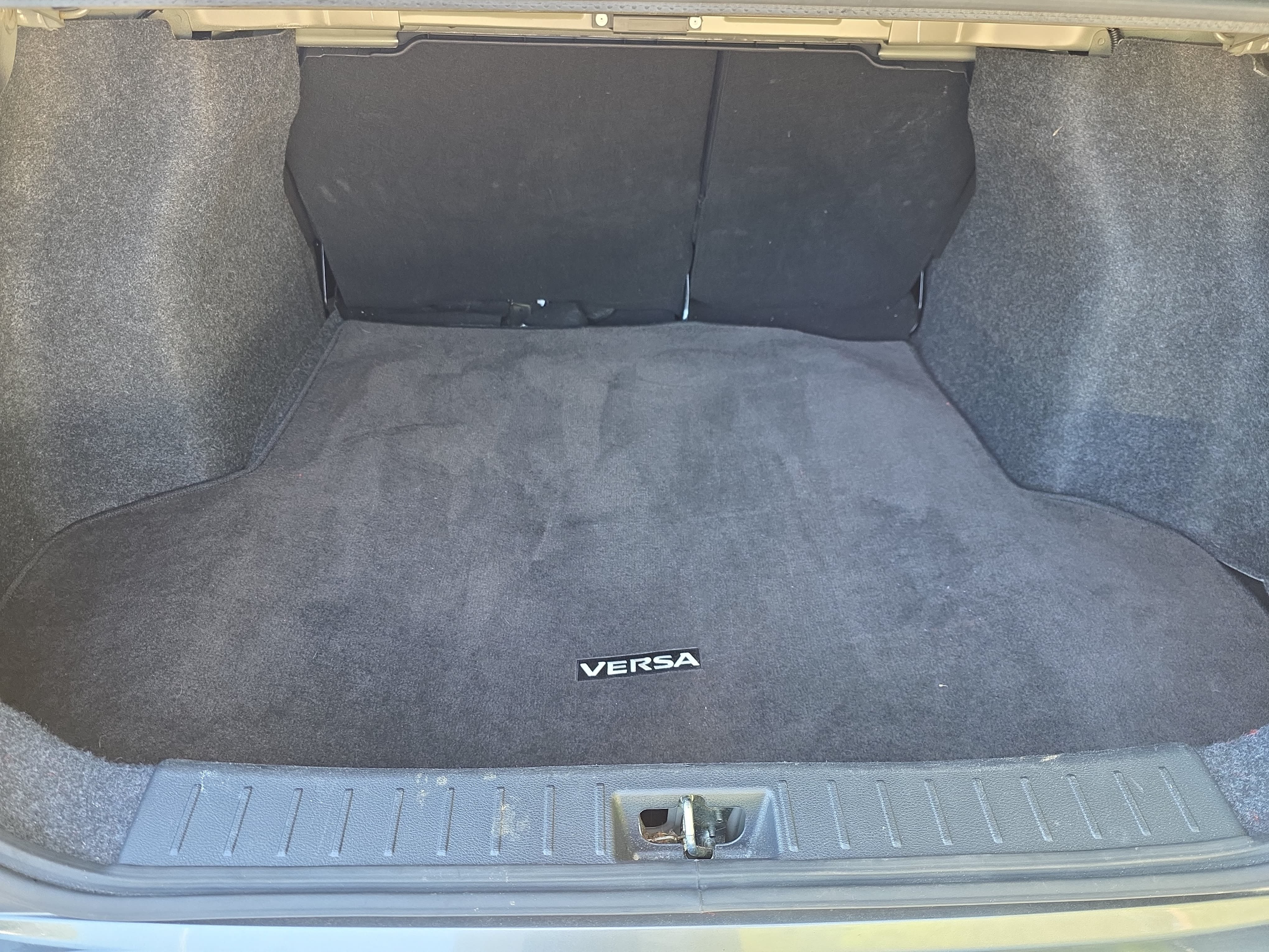 Used 2024 Nissan Versa SR FWD image 12