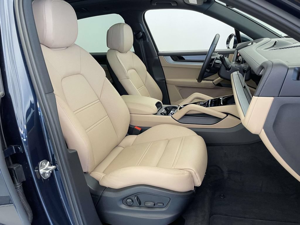 Certified 2024 Porsche Cayenne AWD/4WD image 23