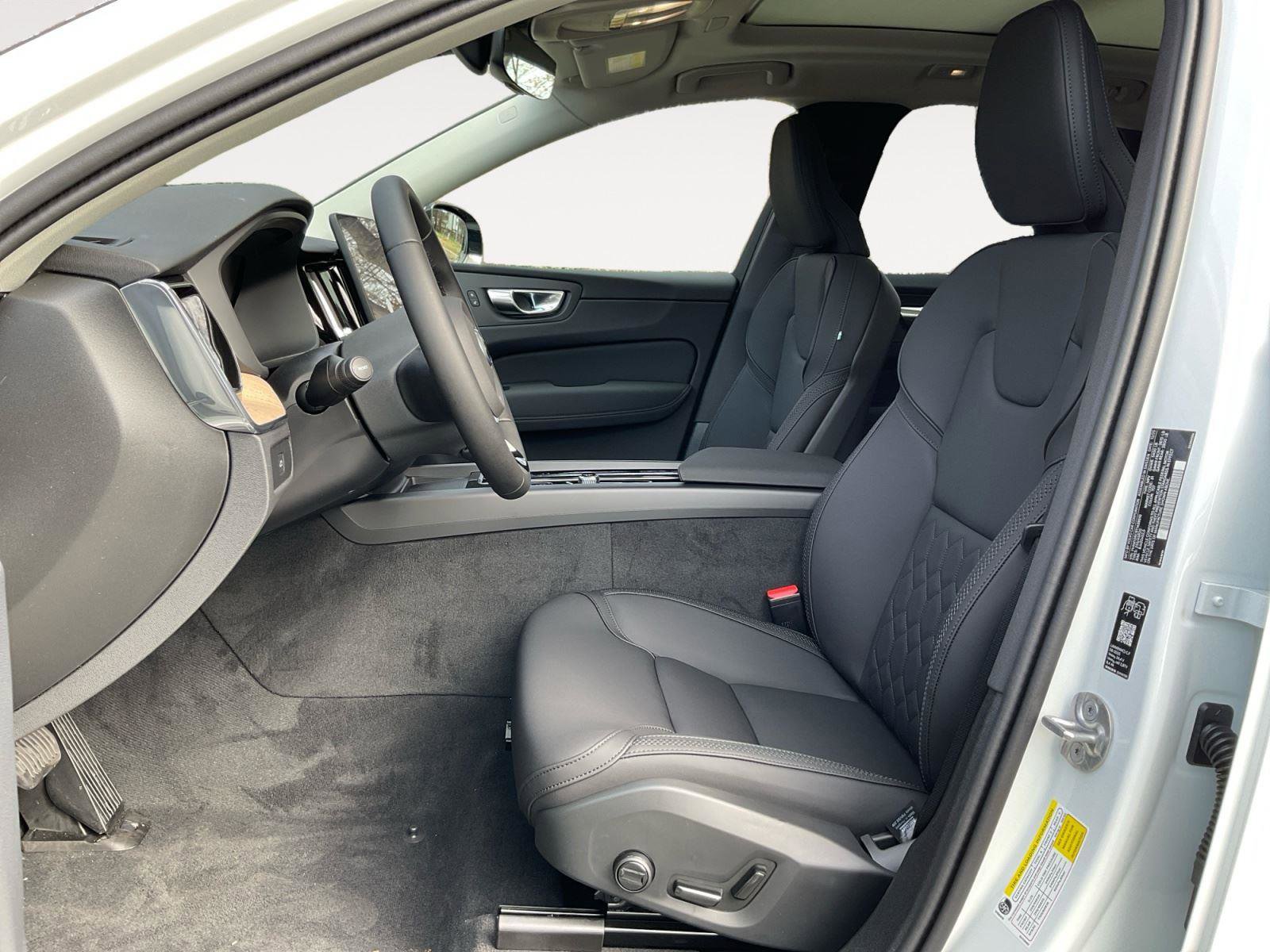 New 2026 Volvo XC60 B5 Plus w/ Climate Package image 9