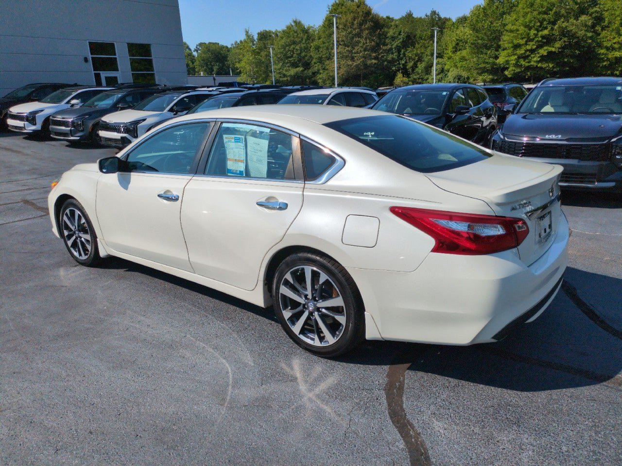 Used 2016 Nissan Altima 2.5 SR w/ LED Appearance Package FWD image 5