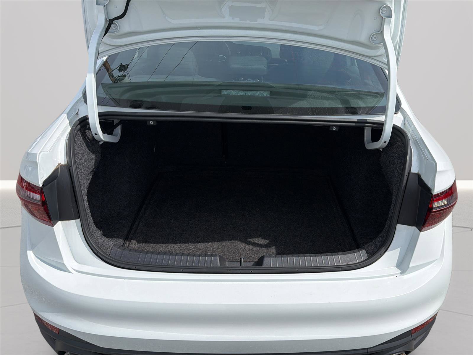 Used 2024 Volkswagen Jetta GLI 40th Anniversary Edition FWD image 9