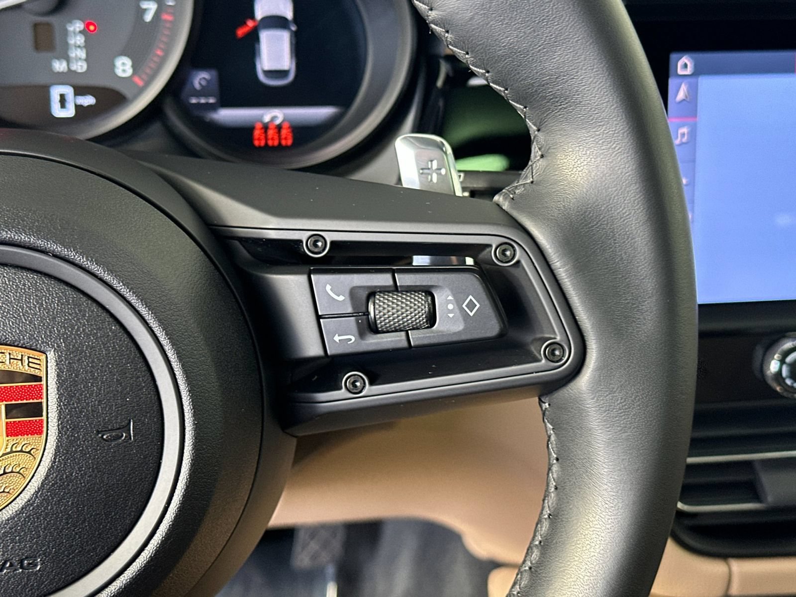Certified 2023 Porsche Macan AWD/4WD image 29
