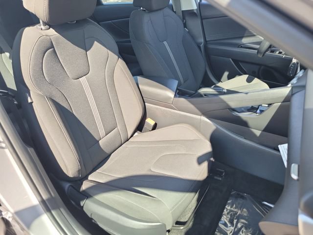Certified 2025 Hyundai Elantra SE FWD image 19