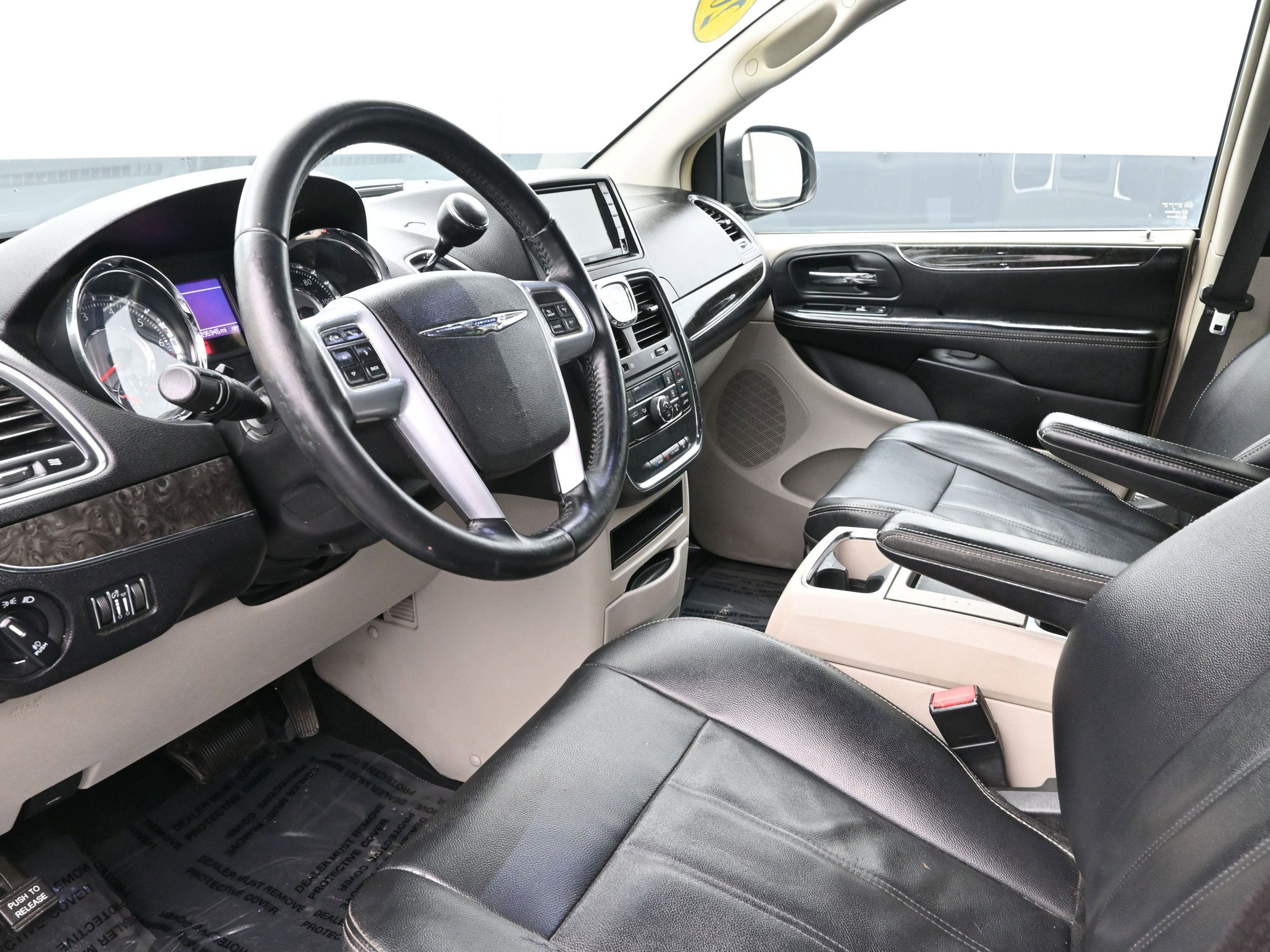 Used 2013 Chrysler Town & Country Touring image 10