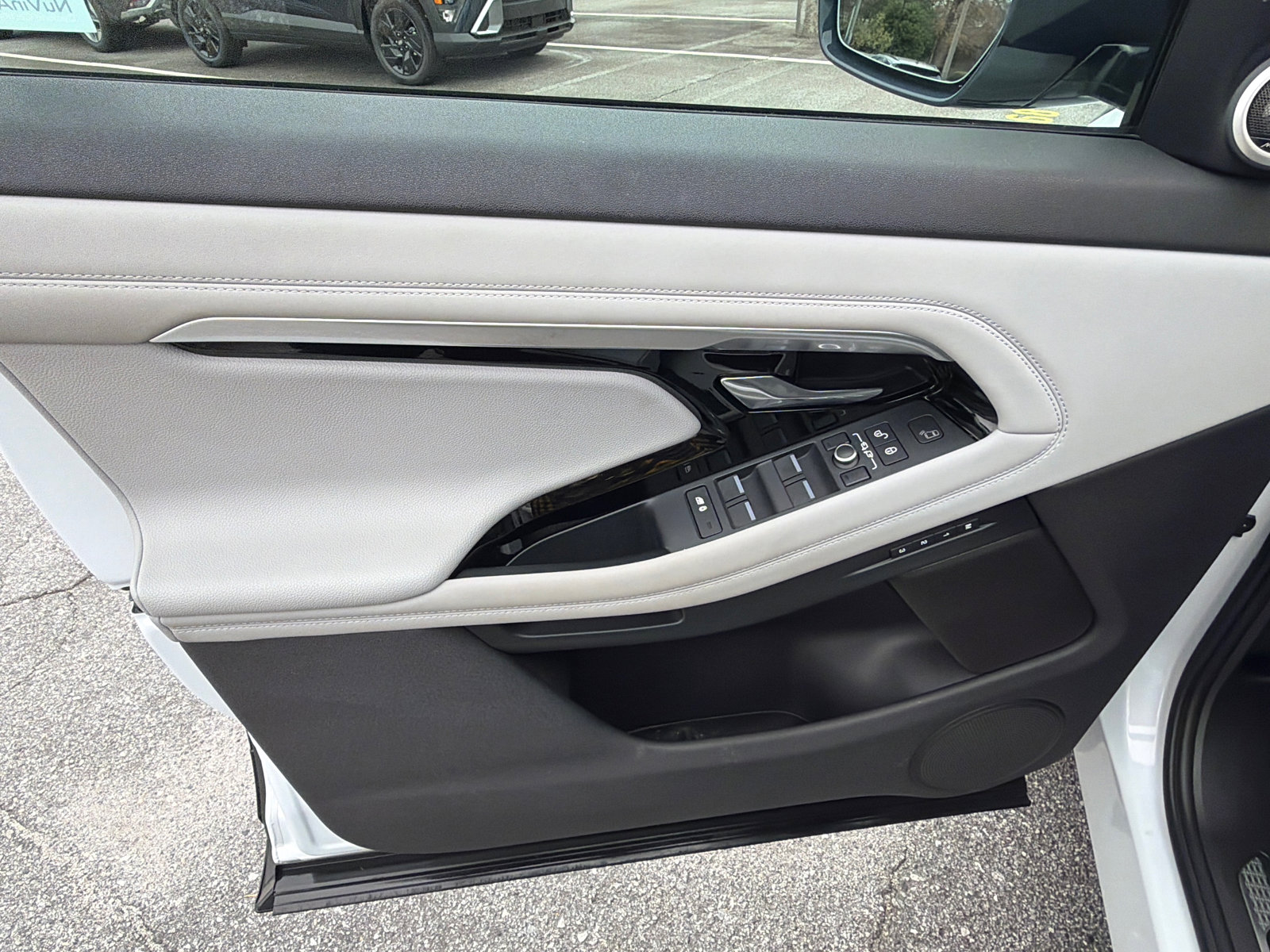 Used 2020 Land Rover Range Rover Evoque First Edition image 10