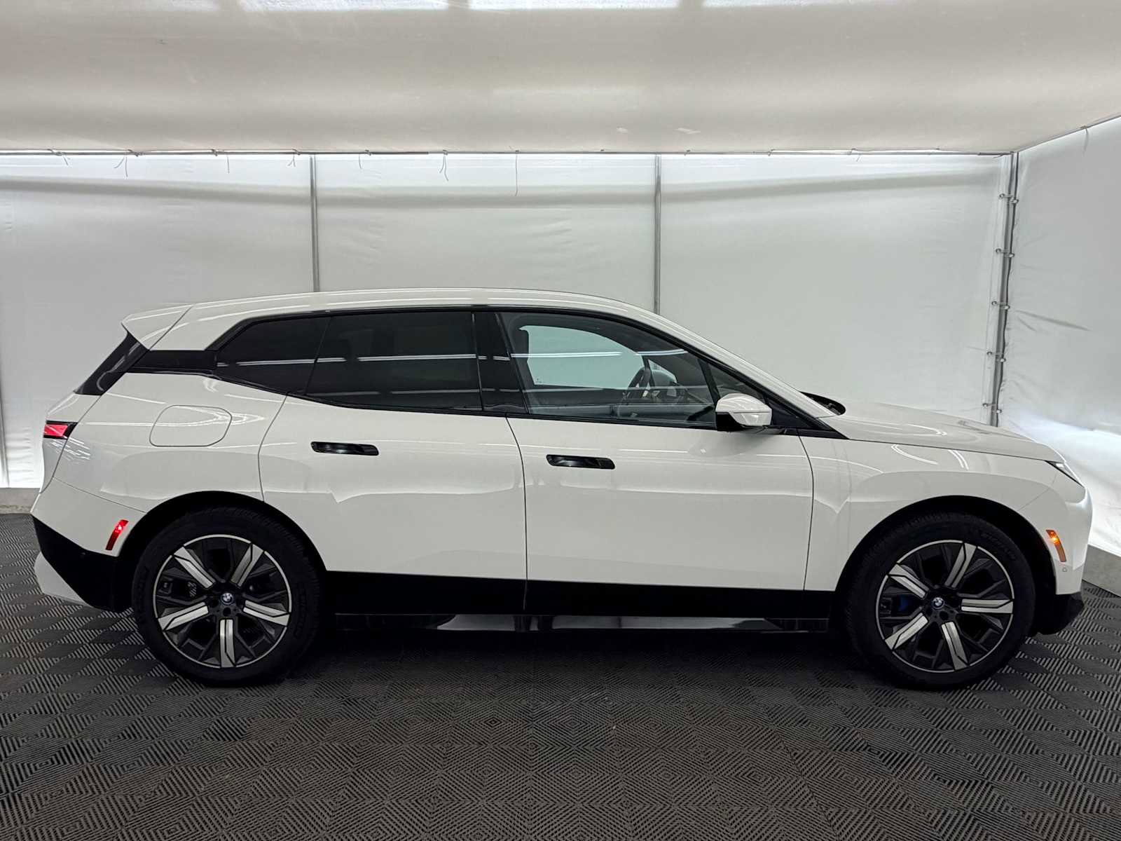 Used 2023 BMW iX xDrive50 w/ Sport Package image 7