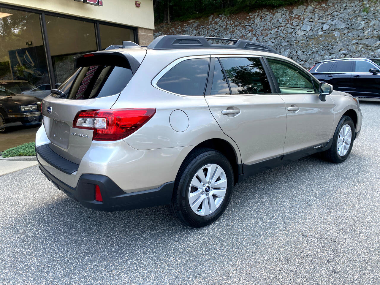 Used 2019 Subaru Outback 2.5i Premium image 2