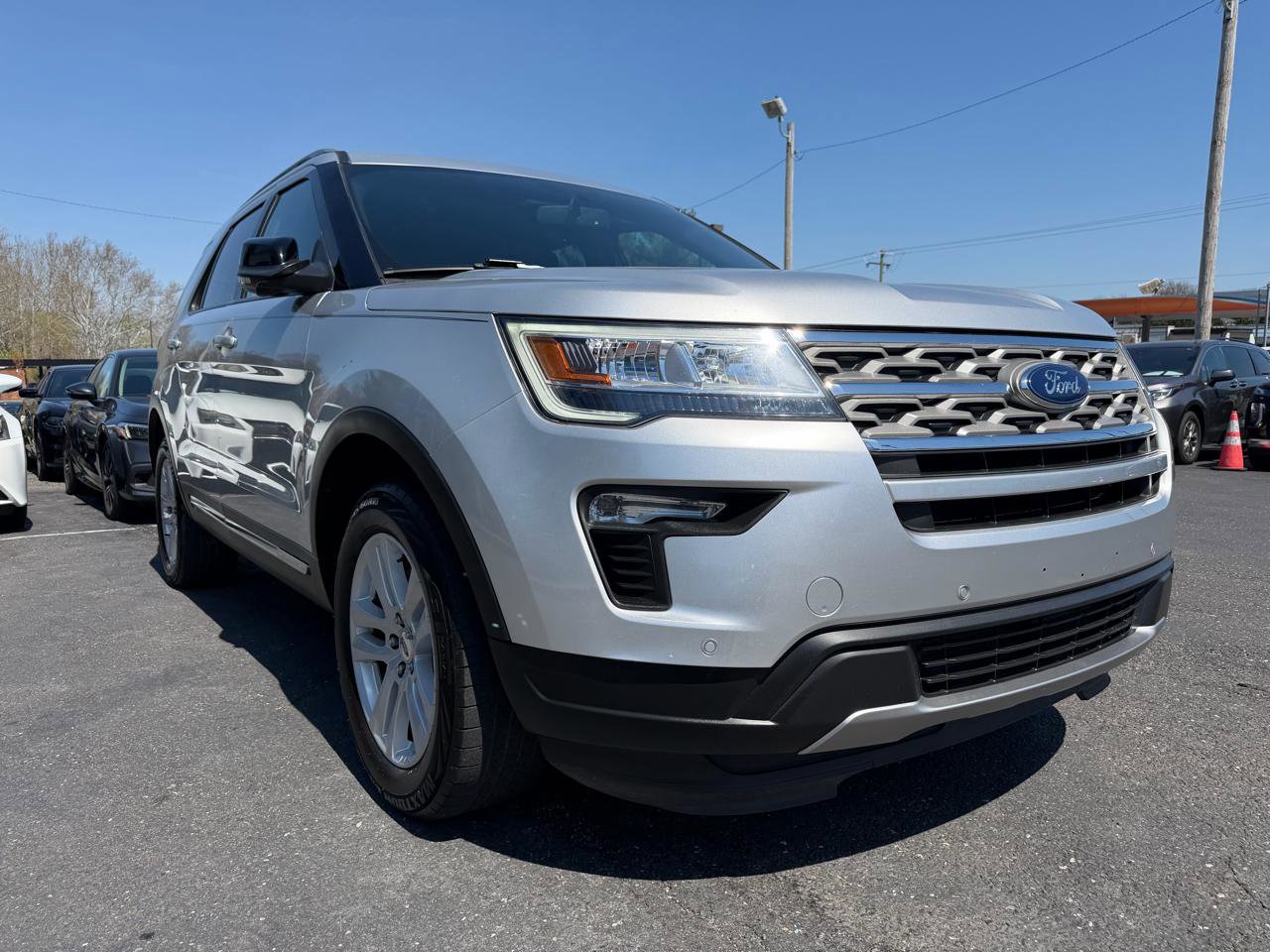 Used 2018 Ford Explorer XLT w/ Equipment Group 202A image 3