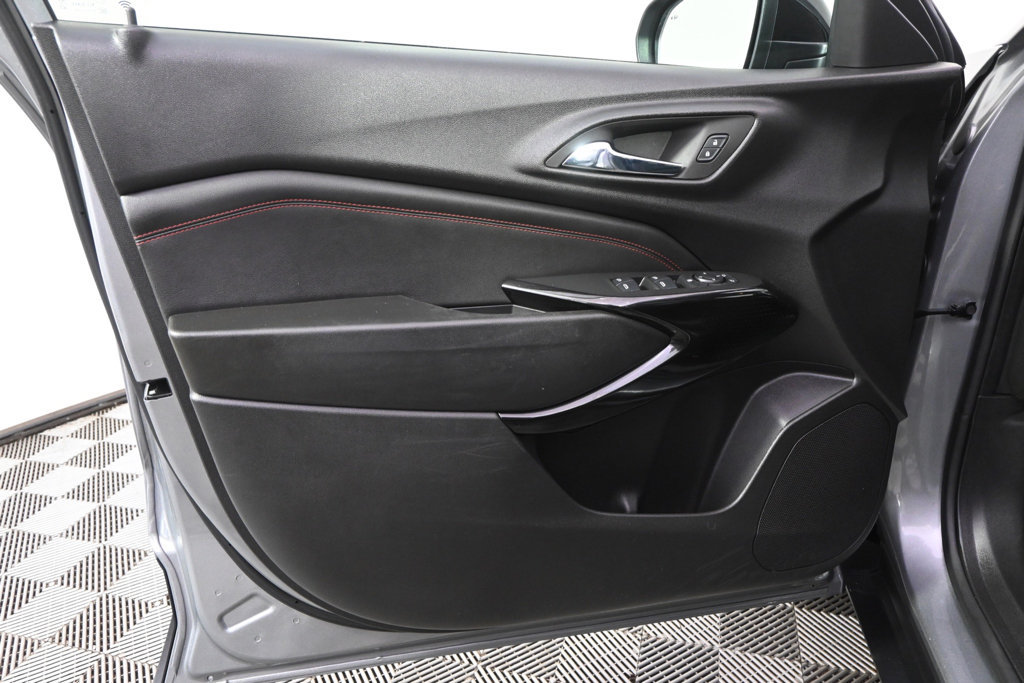 Used 2024 Chevrolet Trax RS w/ Sunroof Package FWD image 22