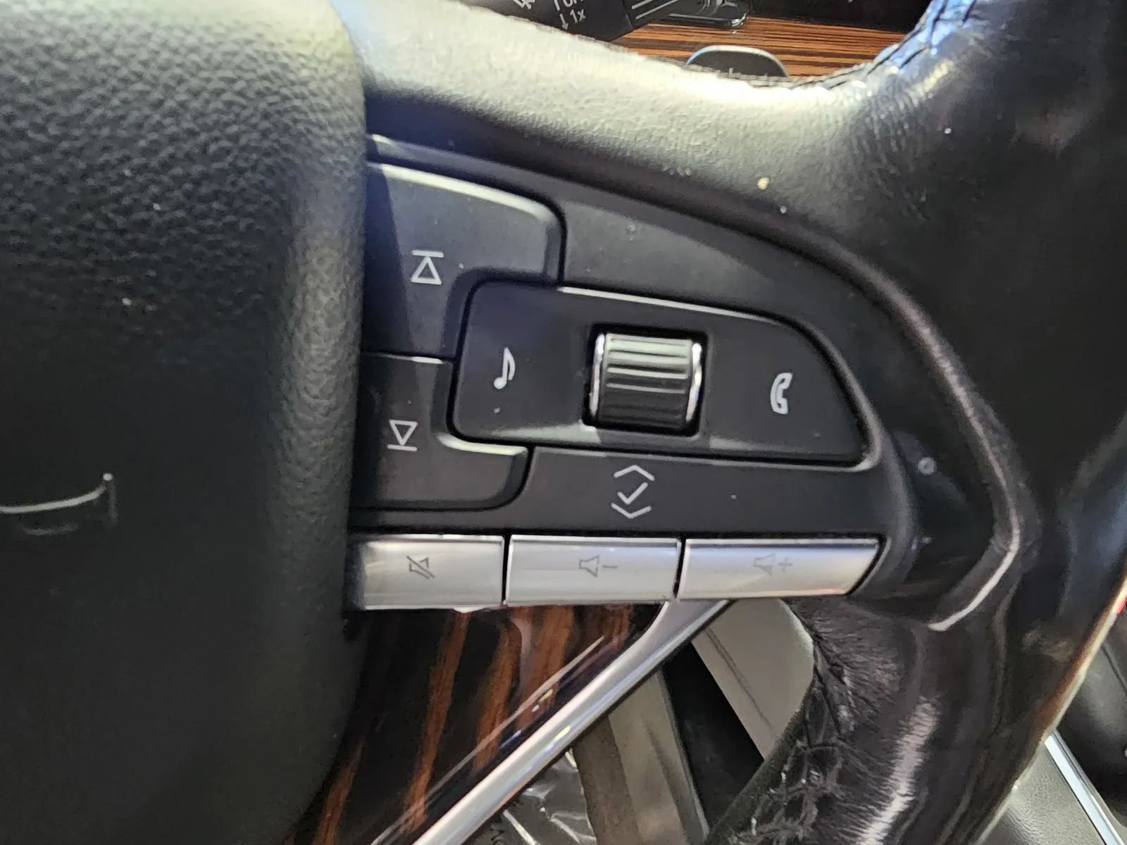 Used 2021 Cadillac Escalade ESV Premium Luxury AWD/4WD image 18