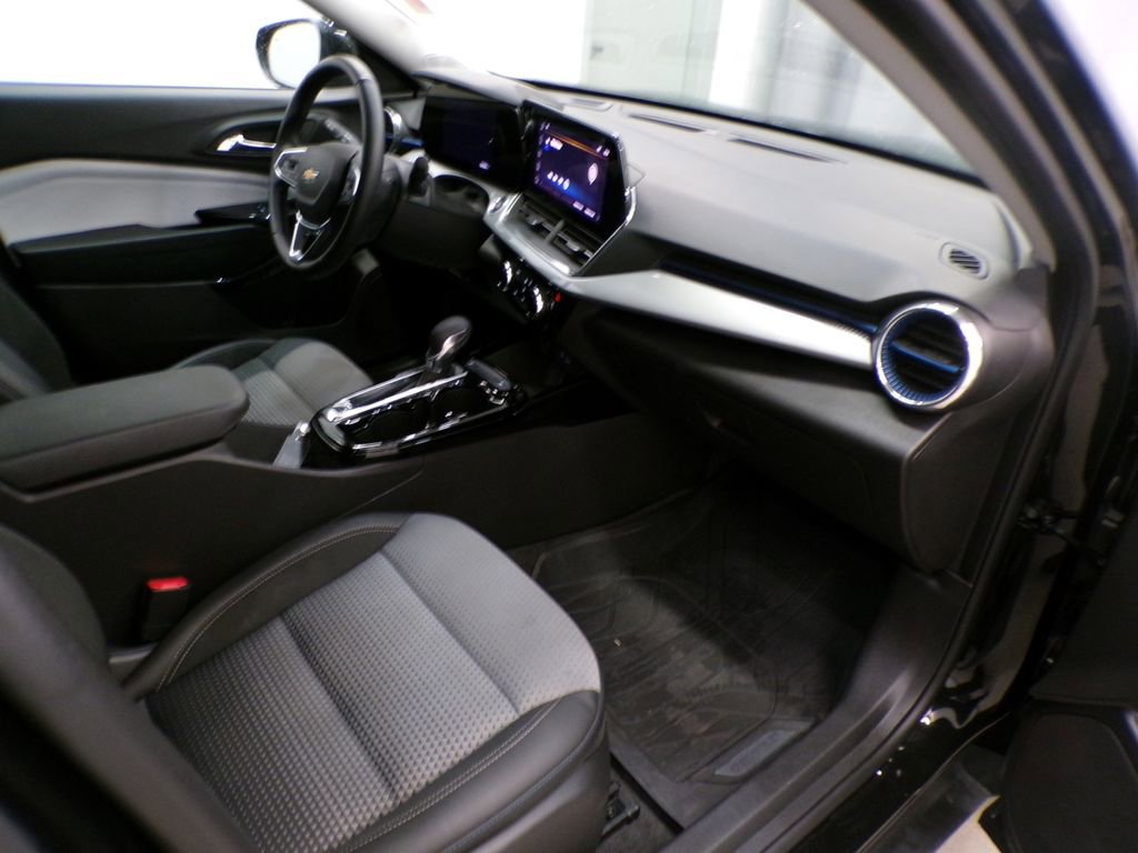 Used 2025 Chevrolet Trax LT w/ Driver Confidence Package FWD image 16