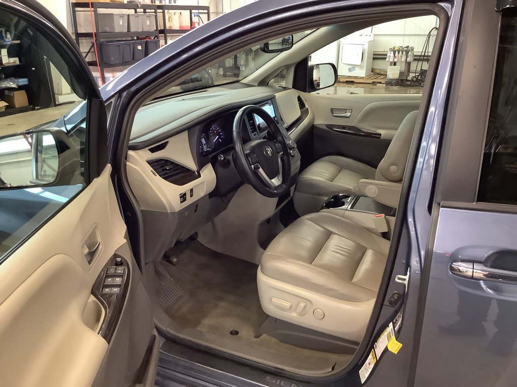 Used 2015 Toyota Sienna XLE FWD image 13