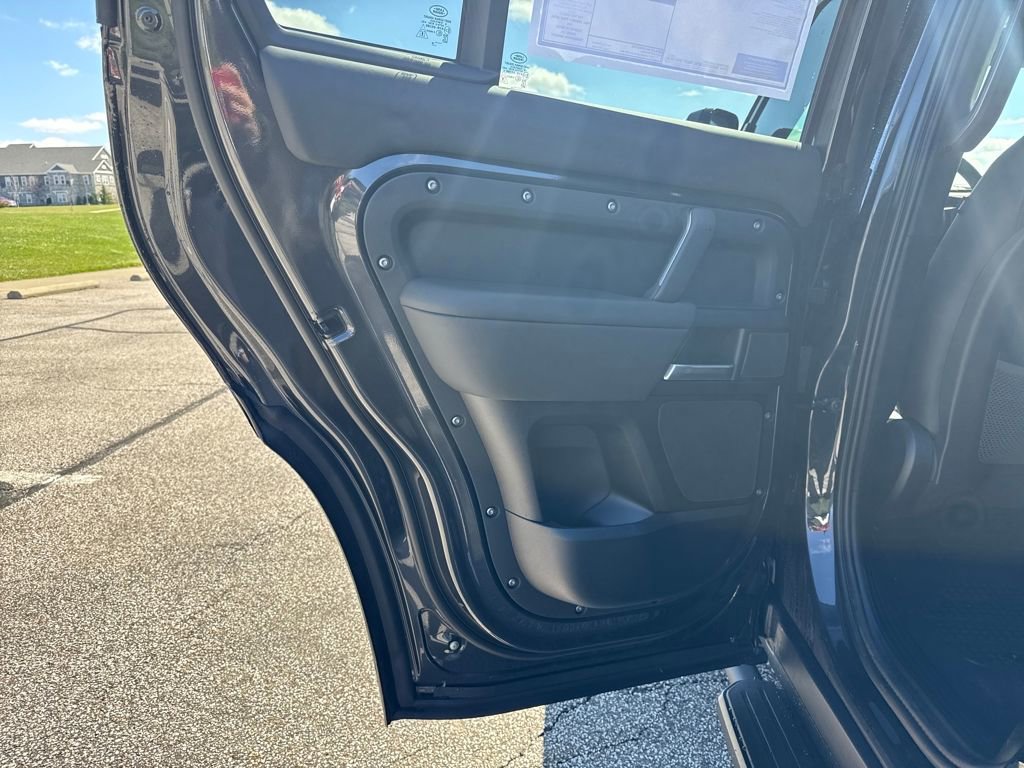 New 2026 Land Rover Defender 130 X-Dynamic SE image 12