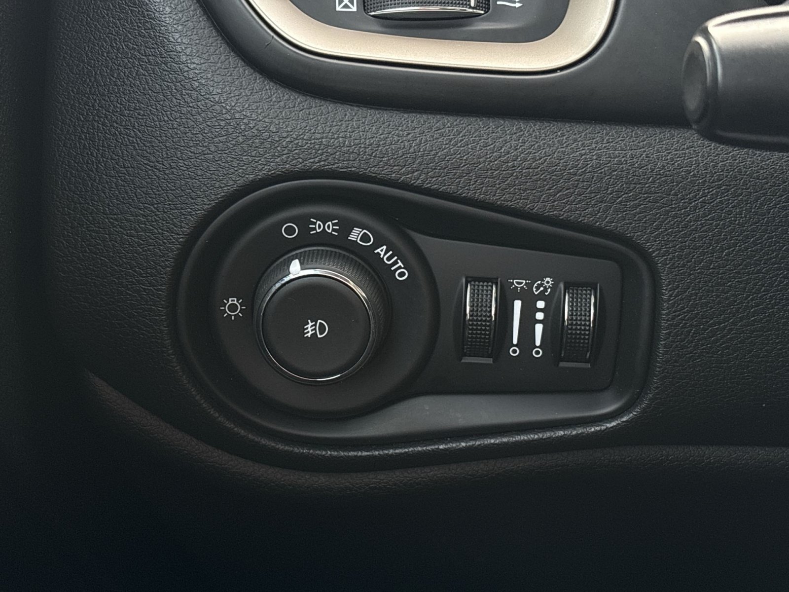 Used 2017 Jeep Renegade Latitude FWD image 18