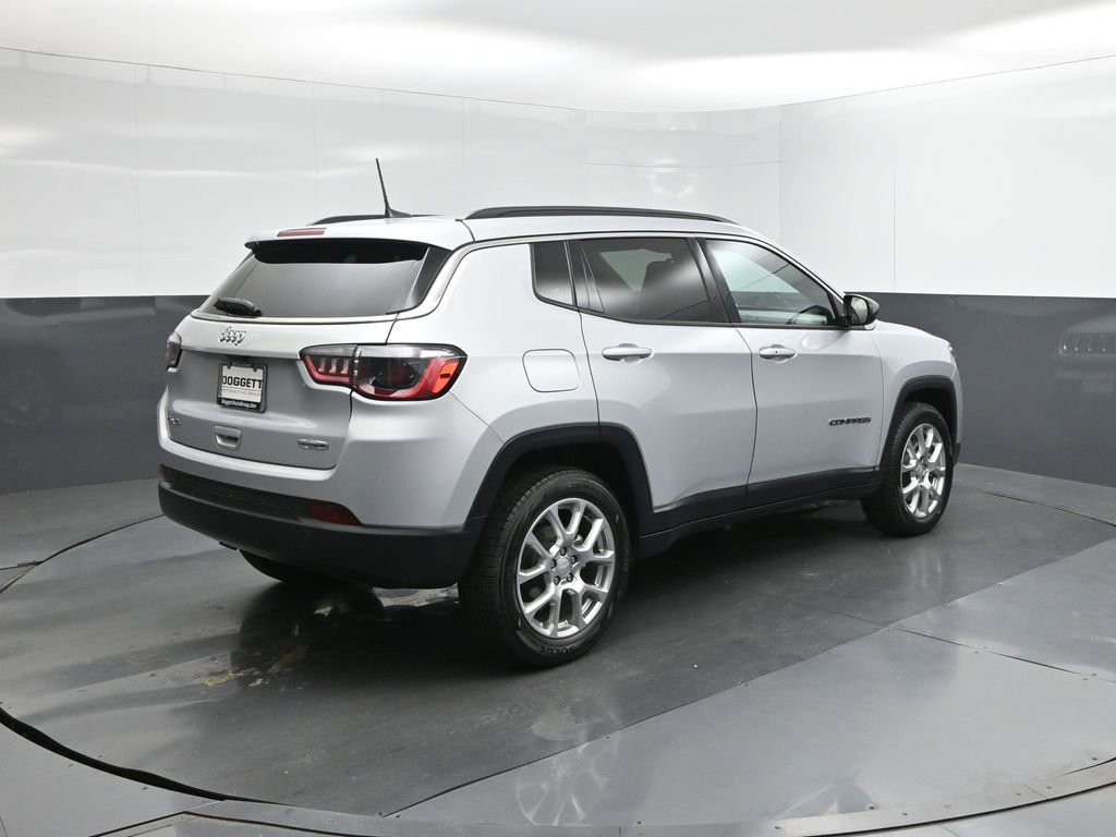 Used 2024 Jeep Compass Latitude image 11