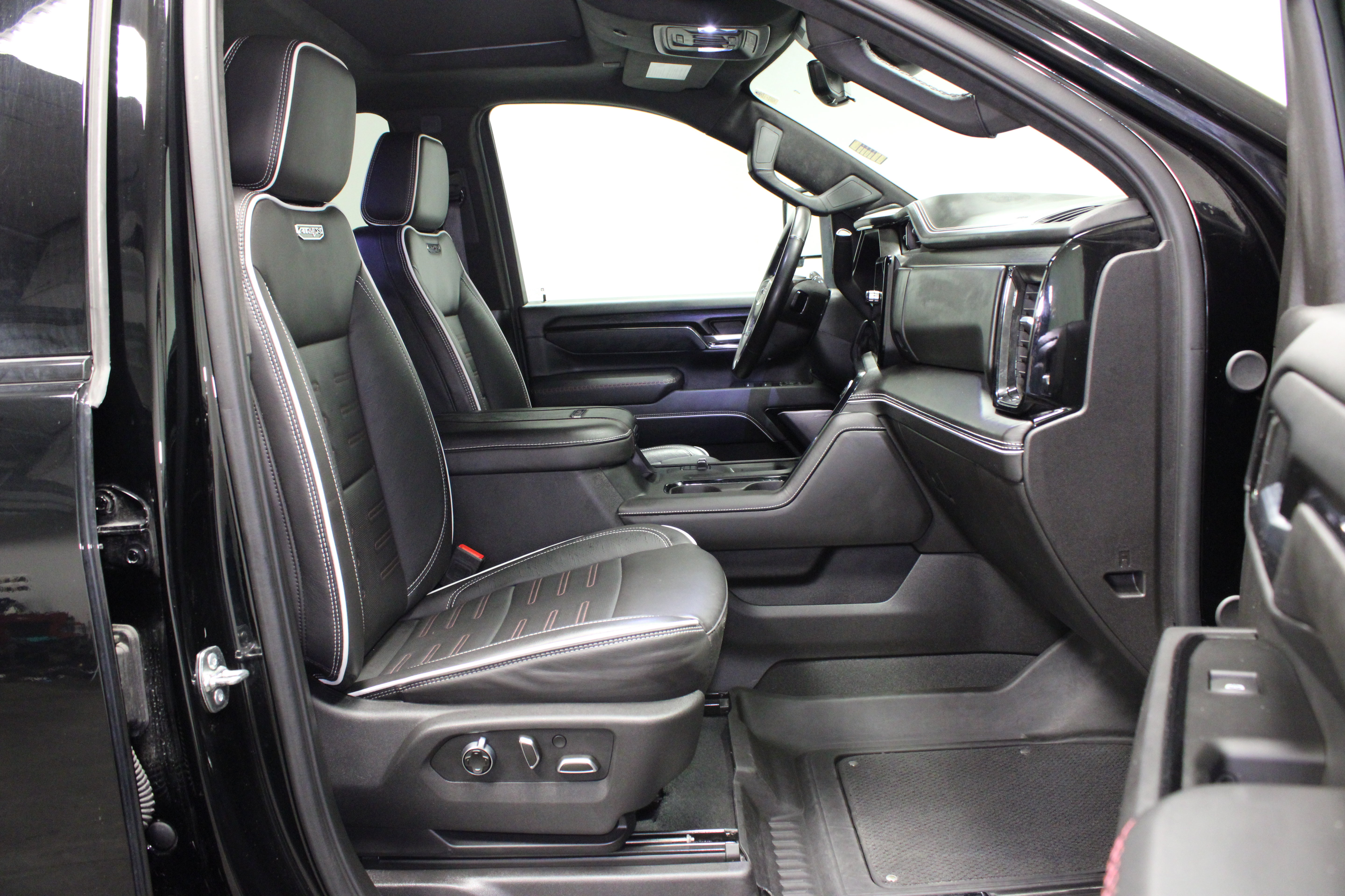 Used 2025 GMC Sierra 2500 AT4X AWD/4WD image 18