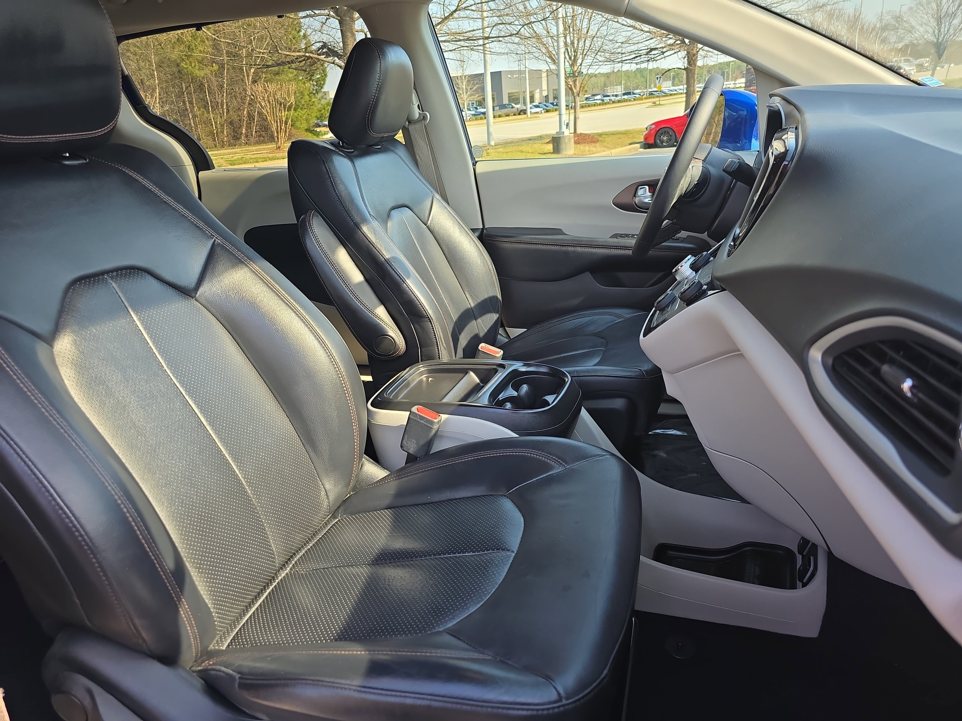 Used 2018 Chrysler Pacifica Touring-L image 10