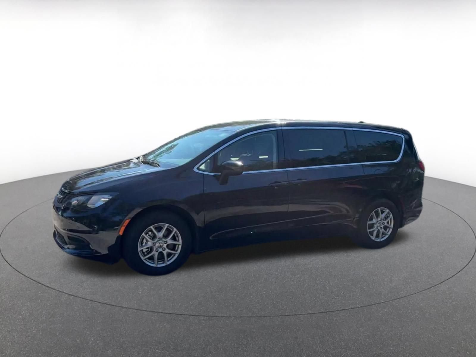 Used 2024 Chrysler Voyager LX FWD image 7