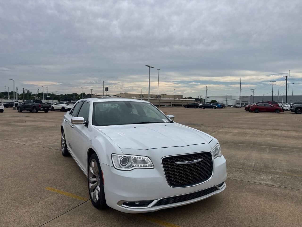 Used 2020 Chrysler 300 Limited RWD image 2