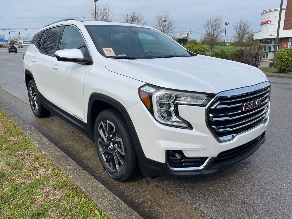 Used 2022 GMC Terrain SLT w/ Infotainment Package II image 2