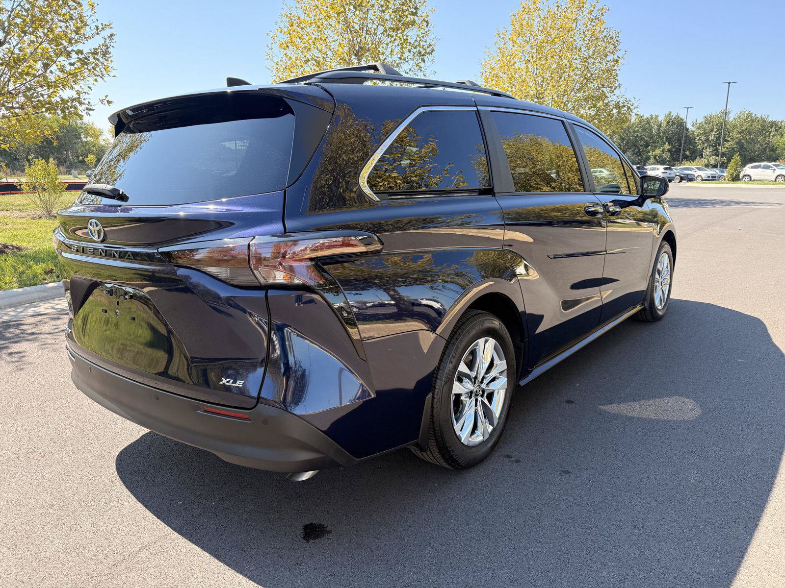 Used 2025 Toyota Sienna XLE w/ XLE Plus Package AWD/4WD image 5