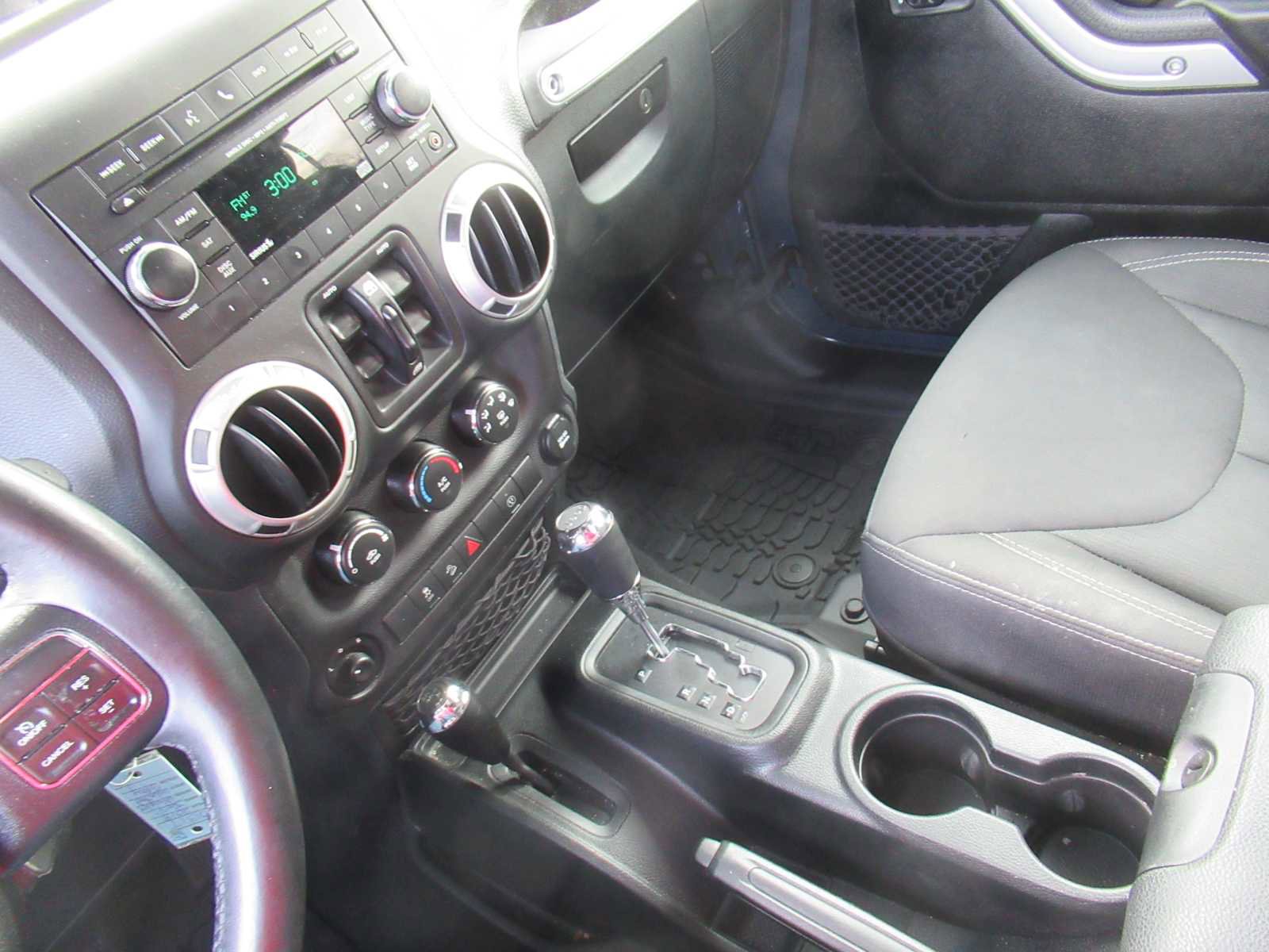 Used 2018 Jeep Wrangler Unlimited Sahara w/ Connectivity Group image 30