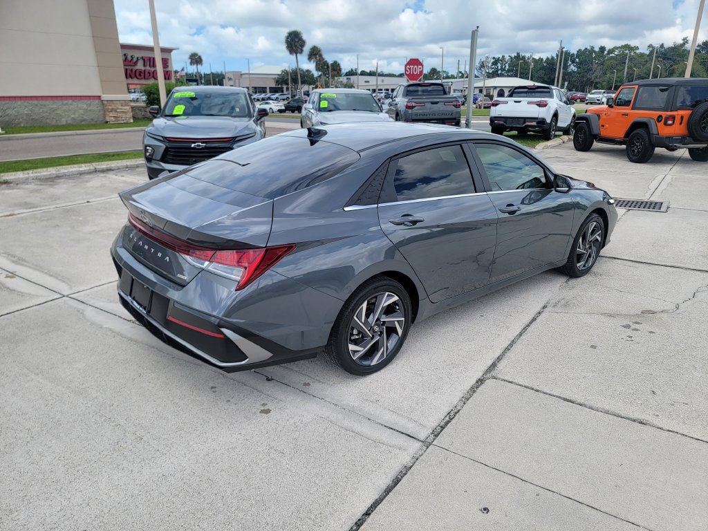 Used 2025 Hyundai Elantra Limited FWD image 5