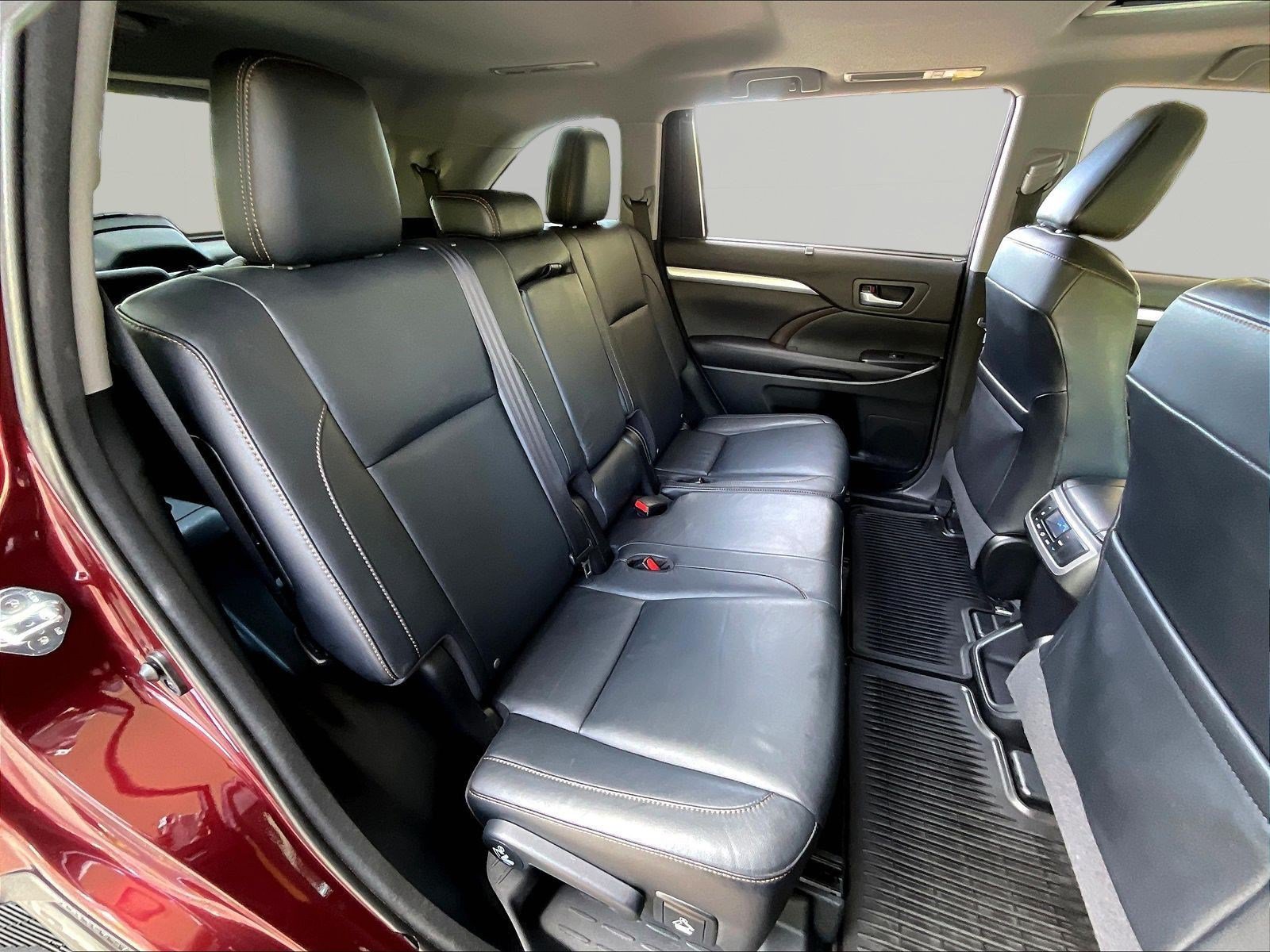 Used 2016 Toyota Highlander XLE AWD/4WD image 25