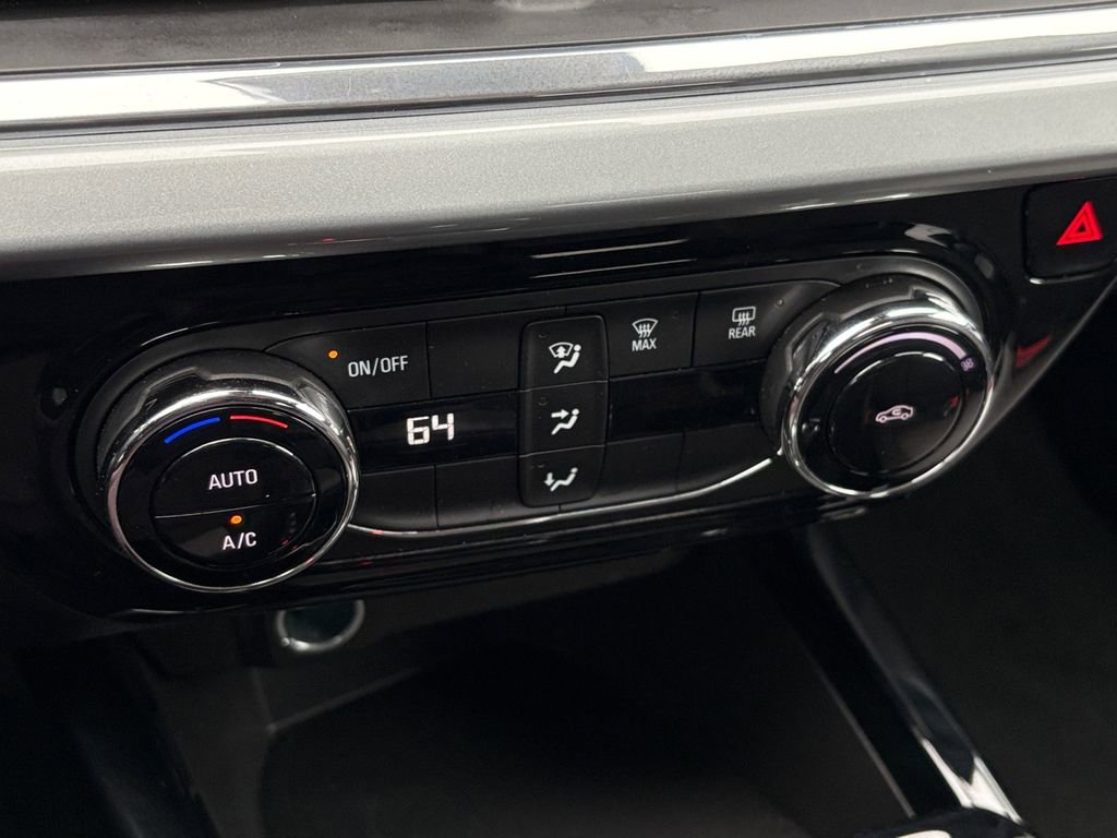 Used 2025 Chevrolet Trax LT FWD image 26