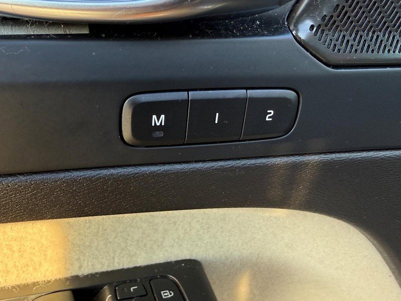 Certified 2023 Volvo XC40 B5 Ultimate w/ Protection Package Premier image 16