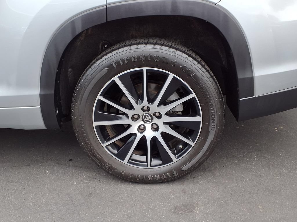 Certified 2018 Toyota Highlander SE FWD image 6