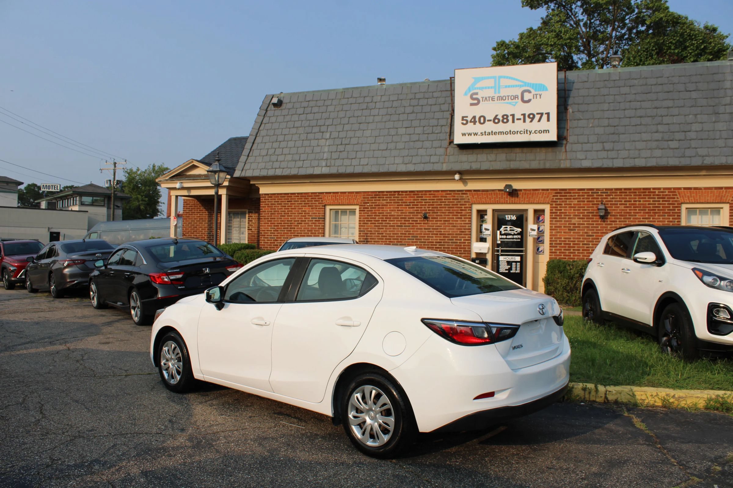 Used 2019 Toyota Yaris L FWD image 3