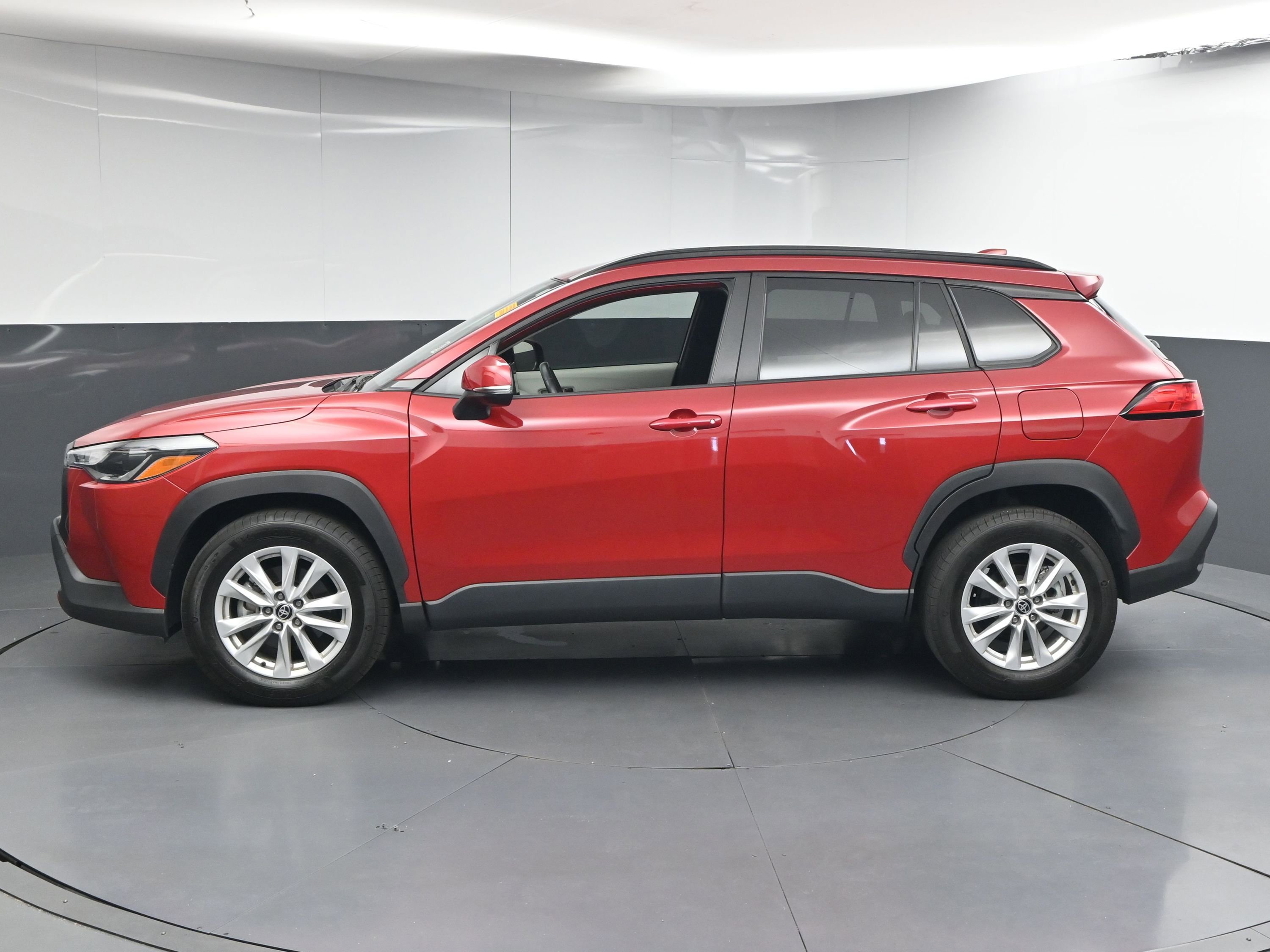 Certified 2023 Toyota Corolla Cross LE image 5