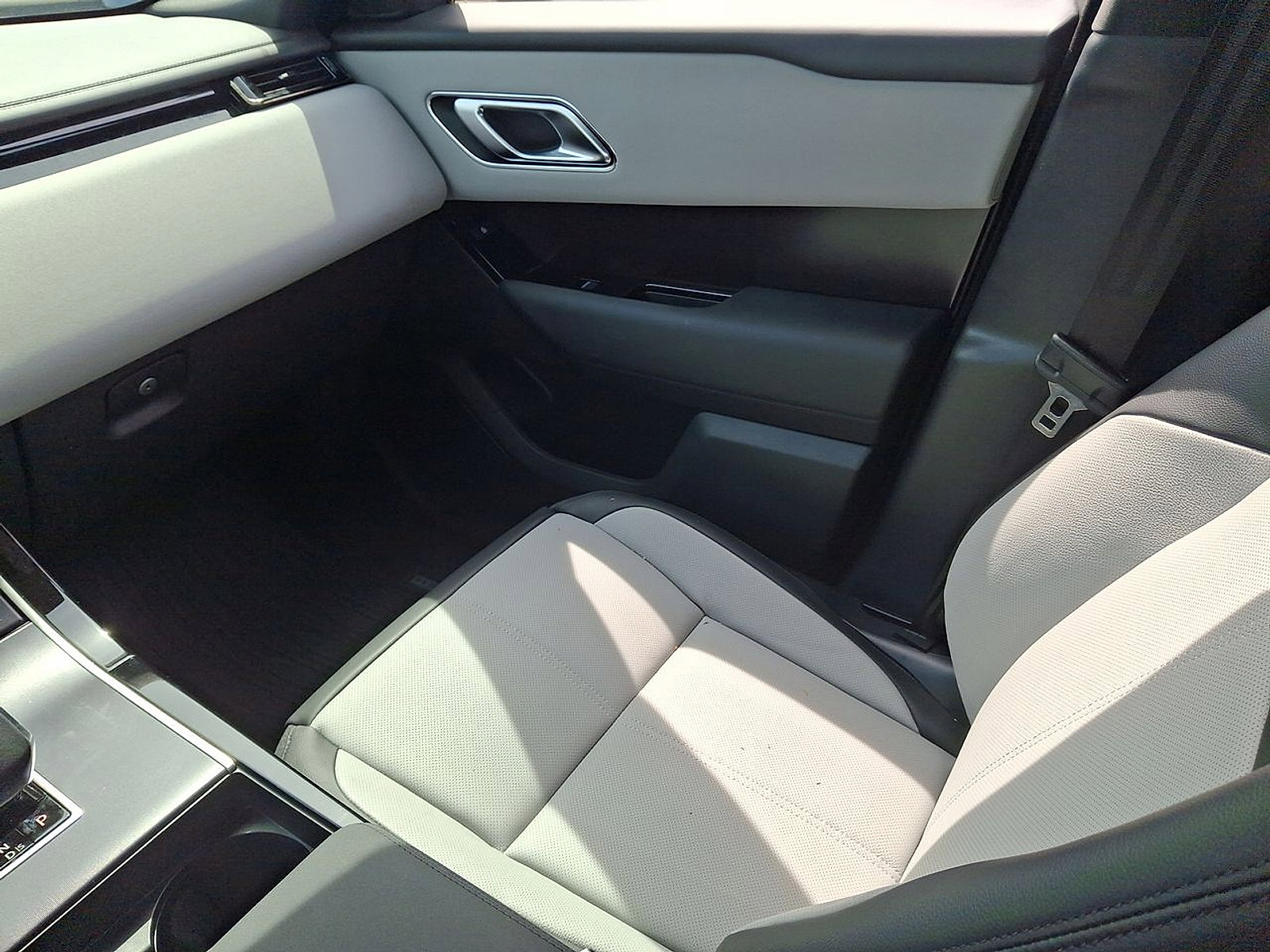 Certified 2026 Land Rover Range Rover Velar Dynamic SE AWD/4WD image 11