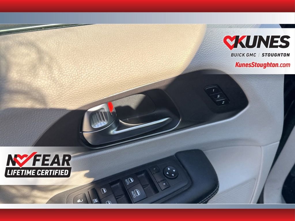 Used 2023 Chrysler Pacifica Touring-L image 21