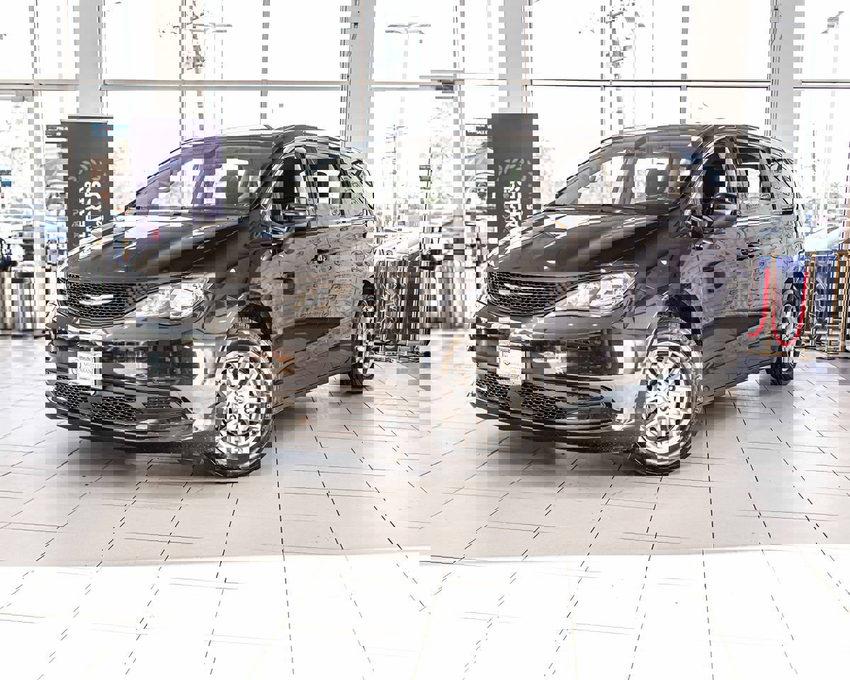 Used 2022 Chrysler Voyager LX image 6