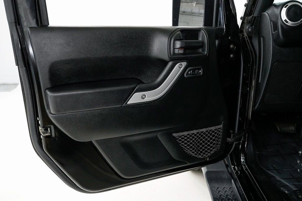 Used 2018 Jeep Wrangler Unlimited Sahara w/ Connectivity Group image 7