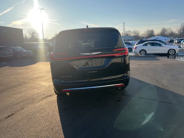 Used 2026 Chrysler Pacifica Select image 9