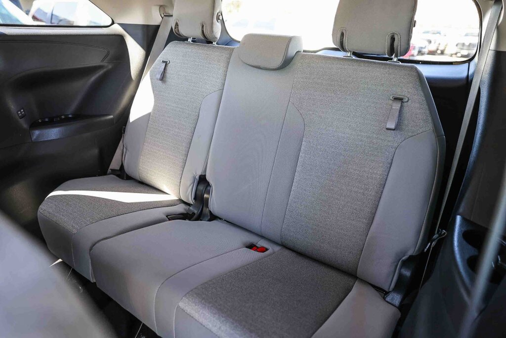 Certified 2025 Toyota Sienna LE FWD image 8