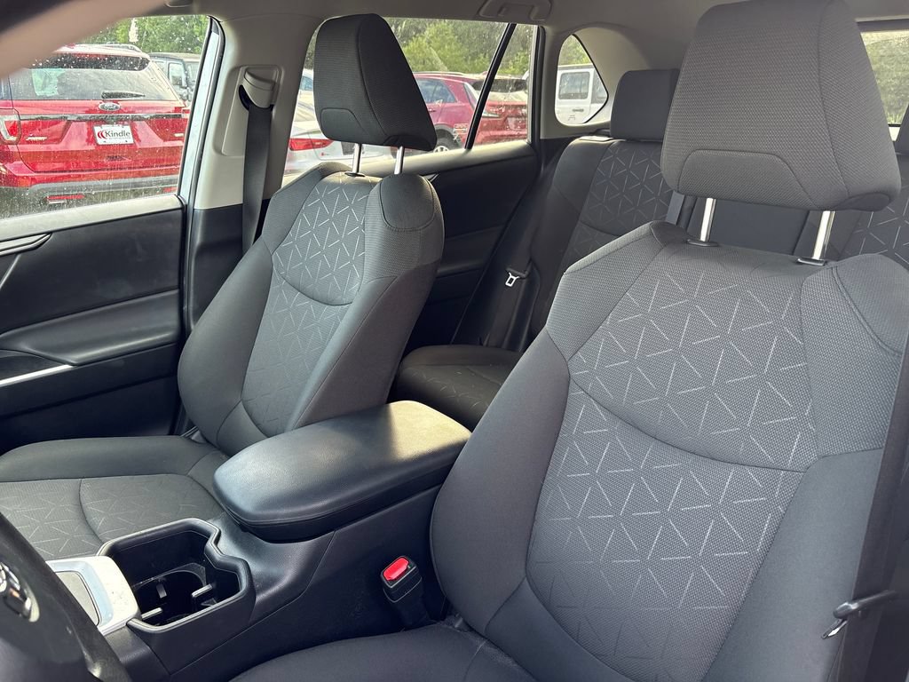 Used 2024 Toyota RAV4 XLE AWD/4WD image 9