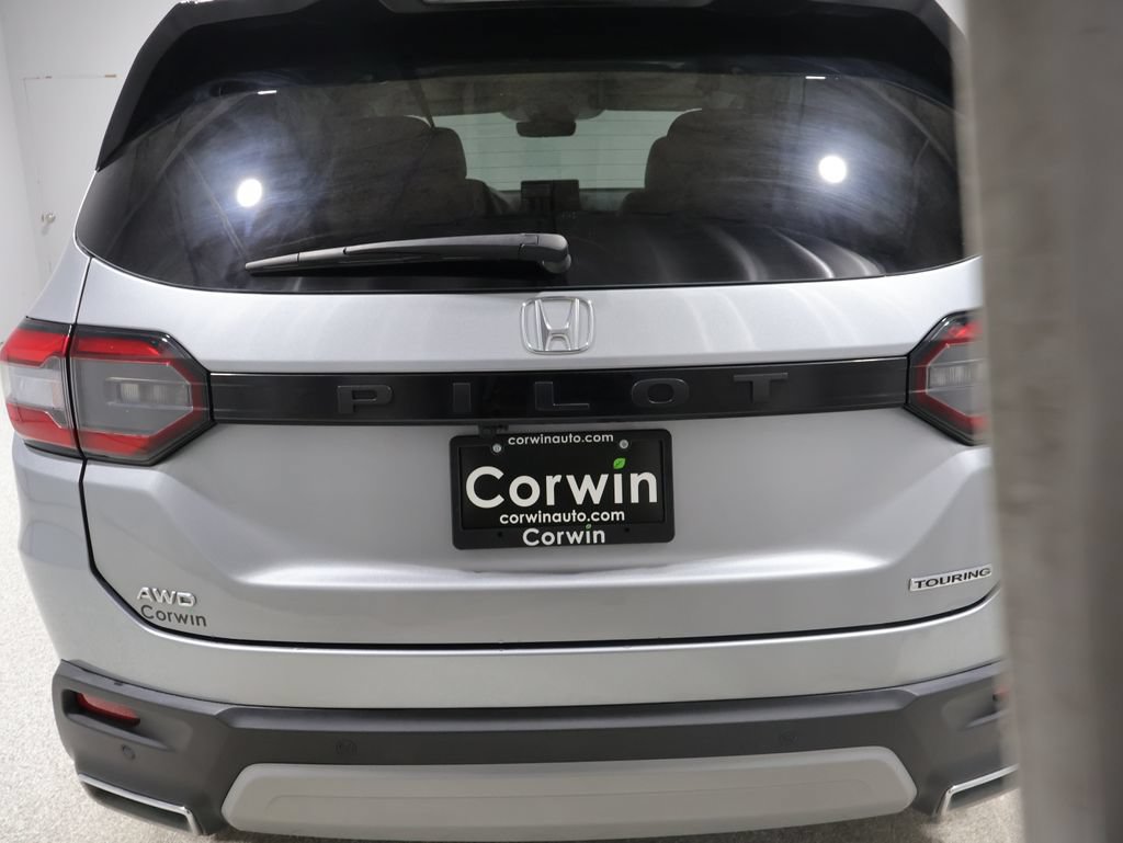 Used 2025 Honda Pilot Touring video 3
