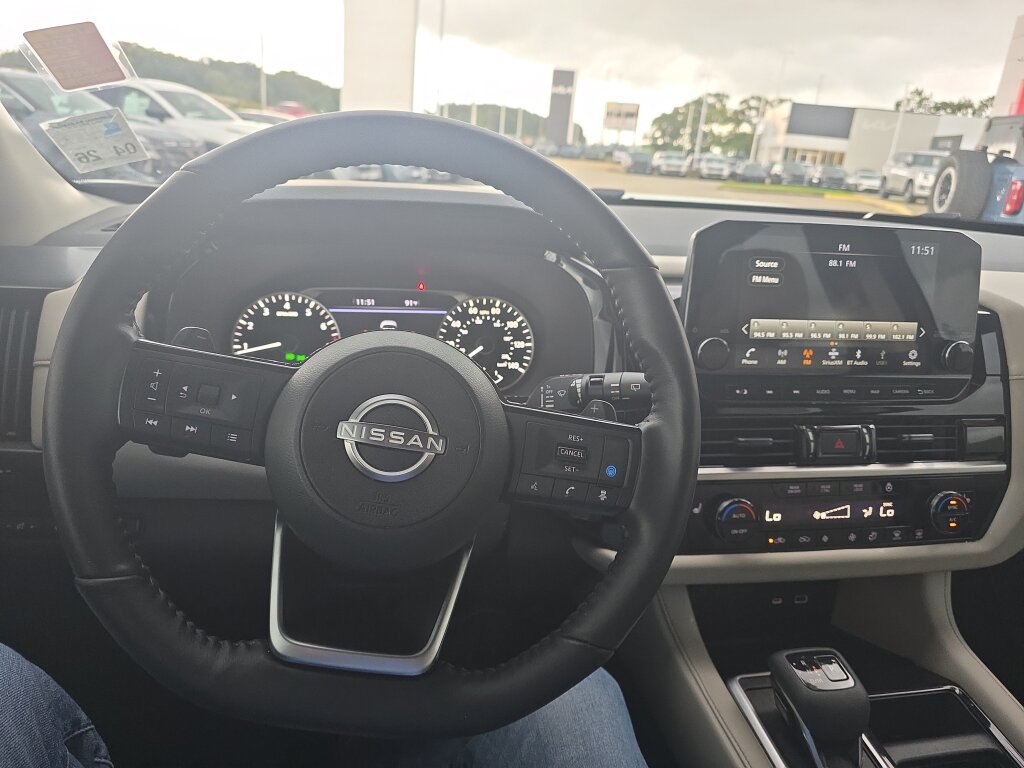 Used 2024 Nissan Pathfinder SL FWD image 11