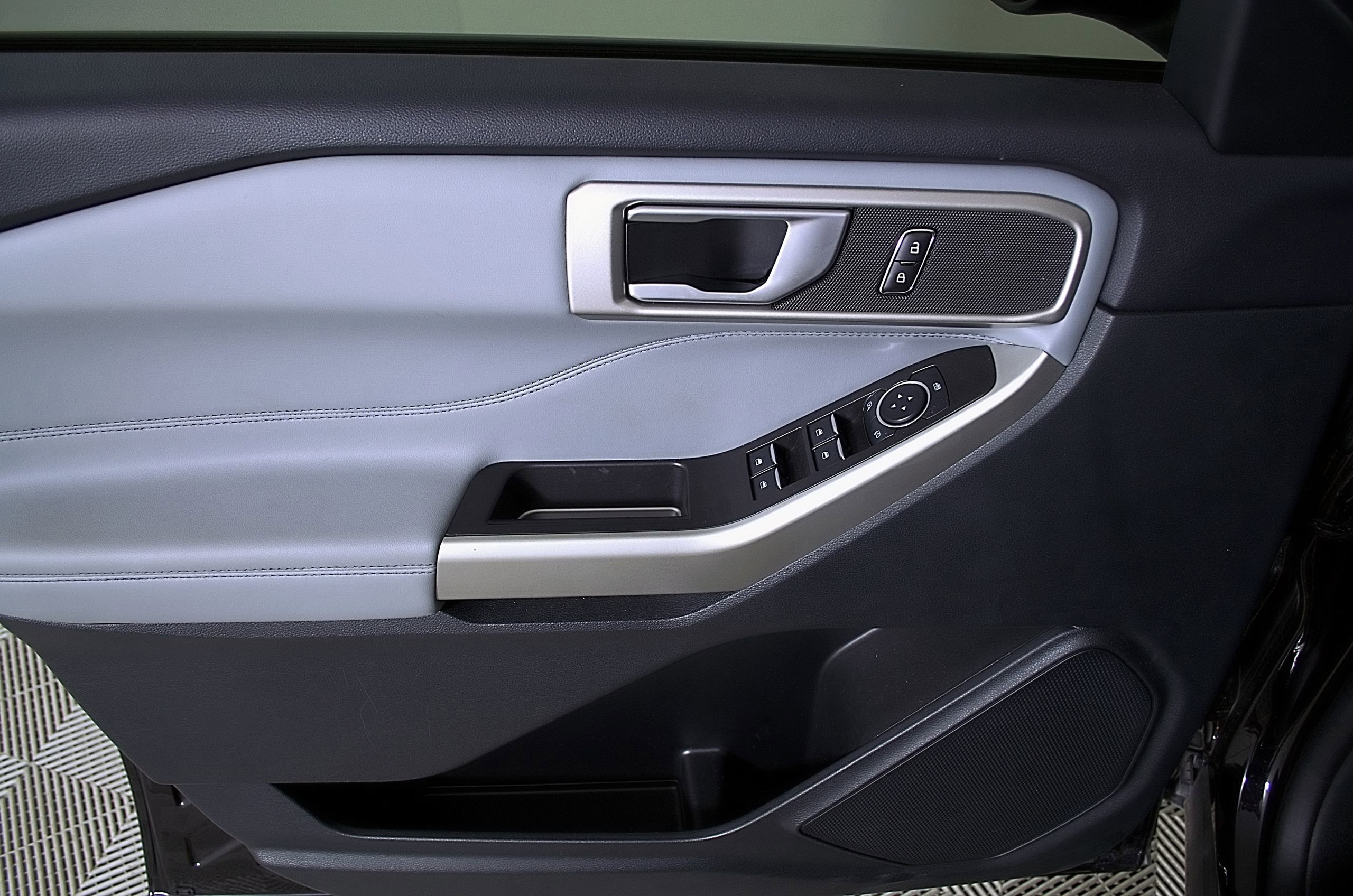 Used 2023 Ford Explorer XLT w/ Equipment Group 202A image 14