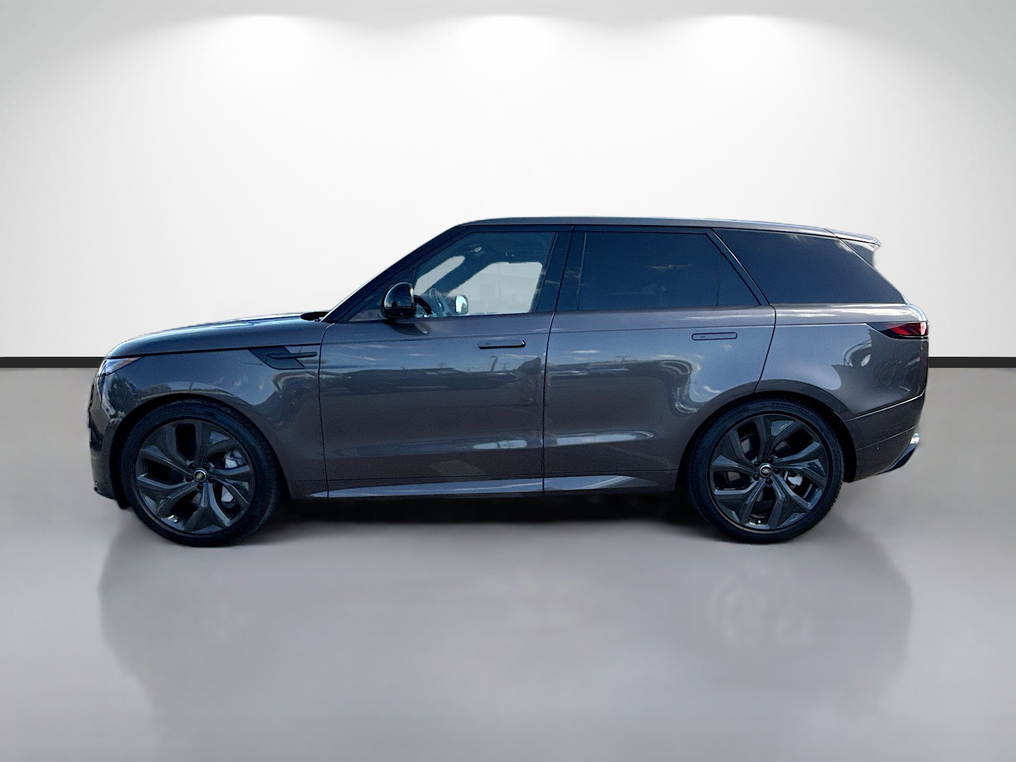 Used 2025 Land Rover Range Rover Sport Dynamic SE image 2